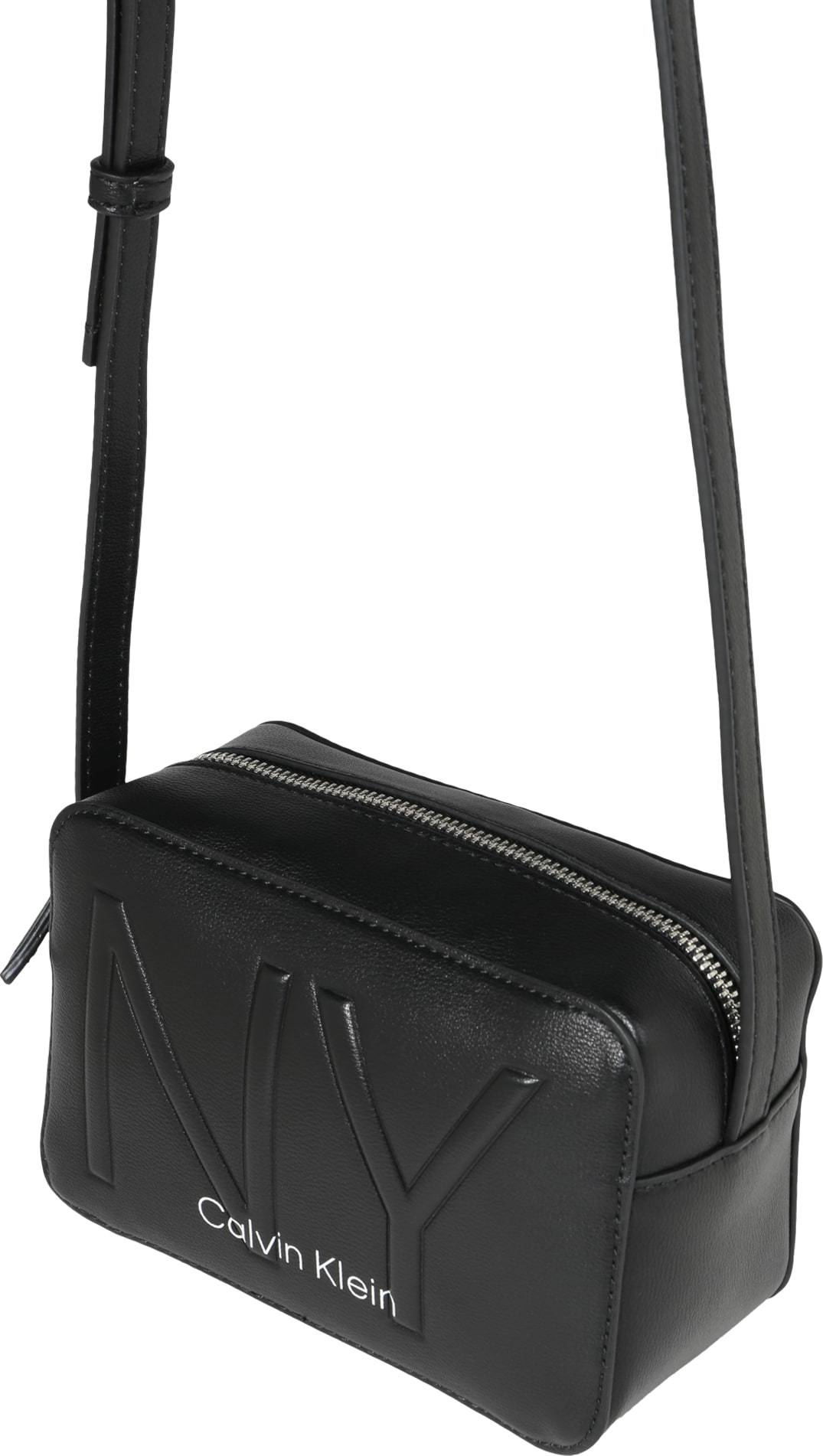 Calvin Klein Taška přes rameno 'MUST PSP20 CAMERABAG NY' černá